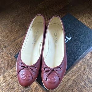 CHANEL flats, calfskin in burgundy size 37